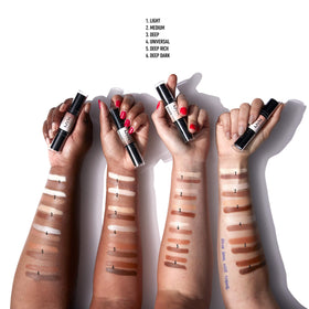 NYX Wonder Stick Light en utilisation dans un miroir