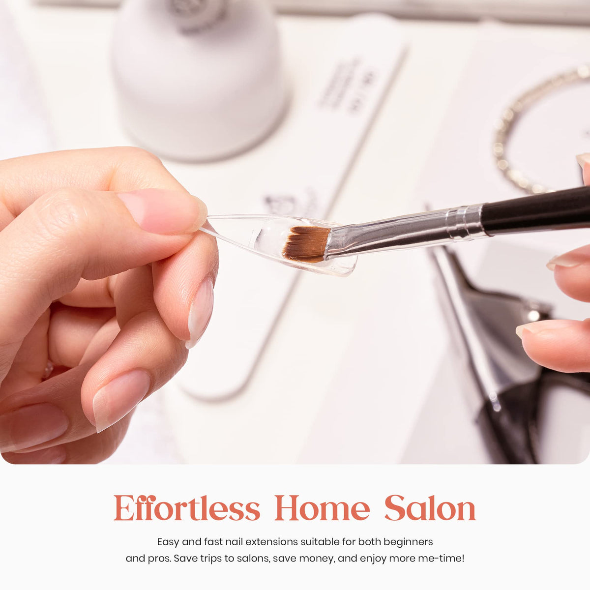 Accessoires pour la manucure avec le gel d'extension d'ongles