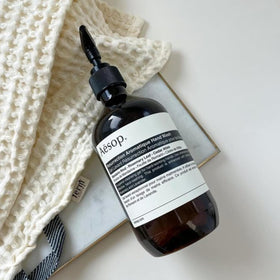Aesop Résurrection Aromatique Savon Hydratant sur un fond neutre