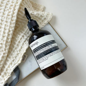 Aesop Résurrection Savon Hydratant pour les Mains avec arrière-plan naturel