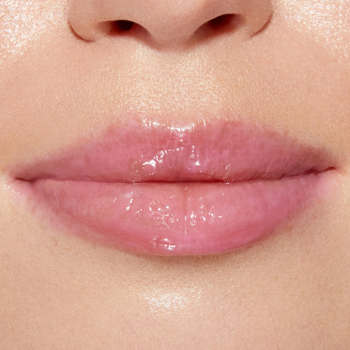 Affichage du gloss Too Faced avec des fraises en arrière-plan