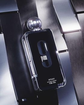Afnan 9 PM Eau de Parfum pour hommes en main