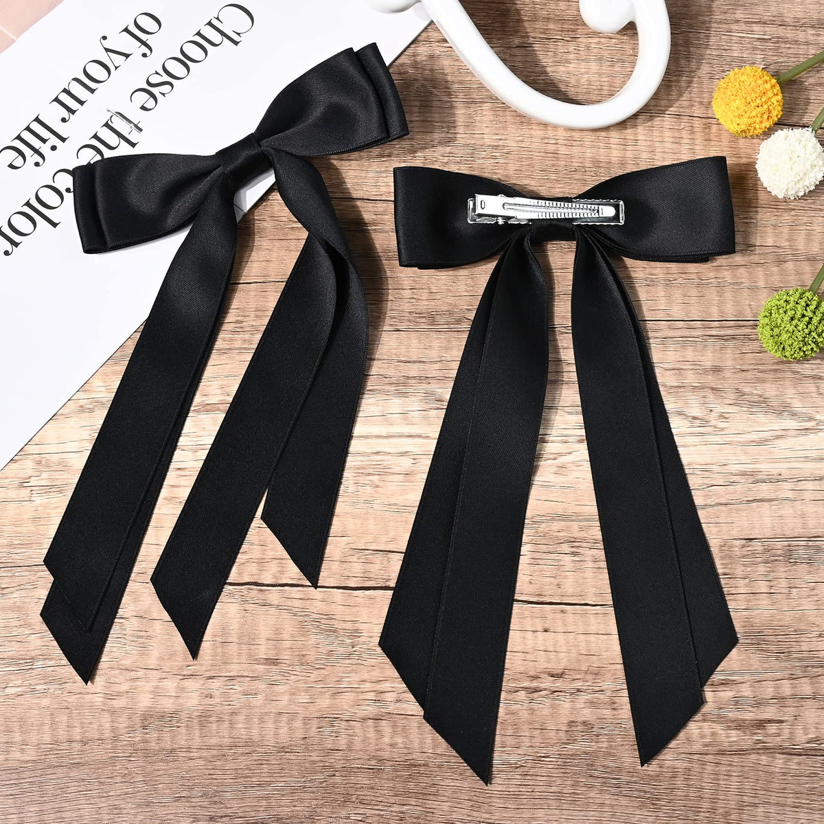 Aileam Bows en satin noir avec différentes tenues