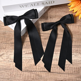 Aileam Bows en satin noir sur des vêtements