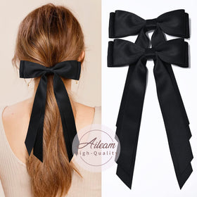 Aileam Bows en satin noir sur une coiffure de petite fille