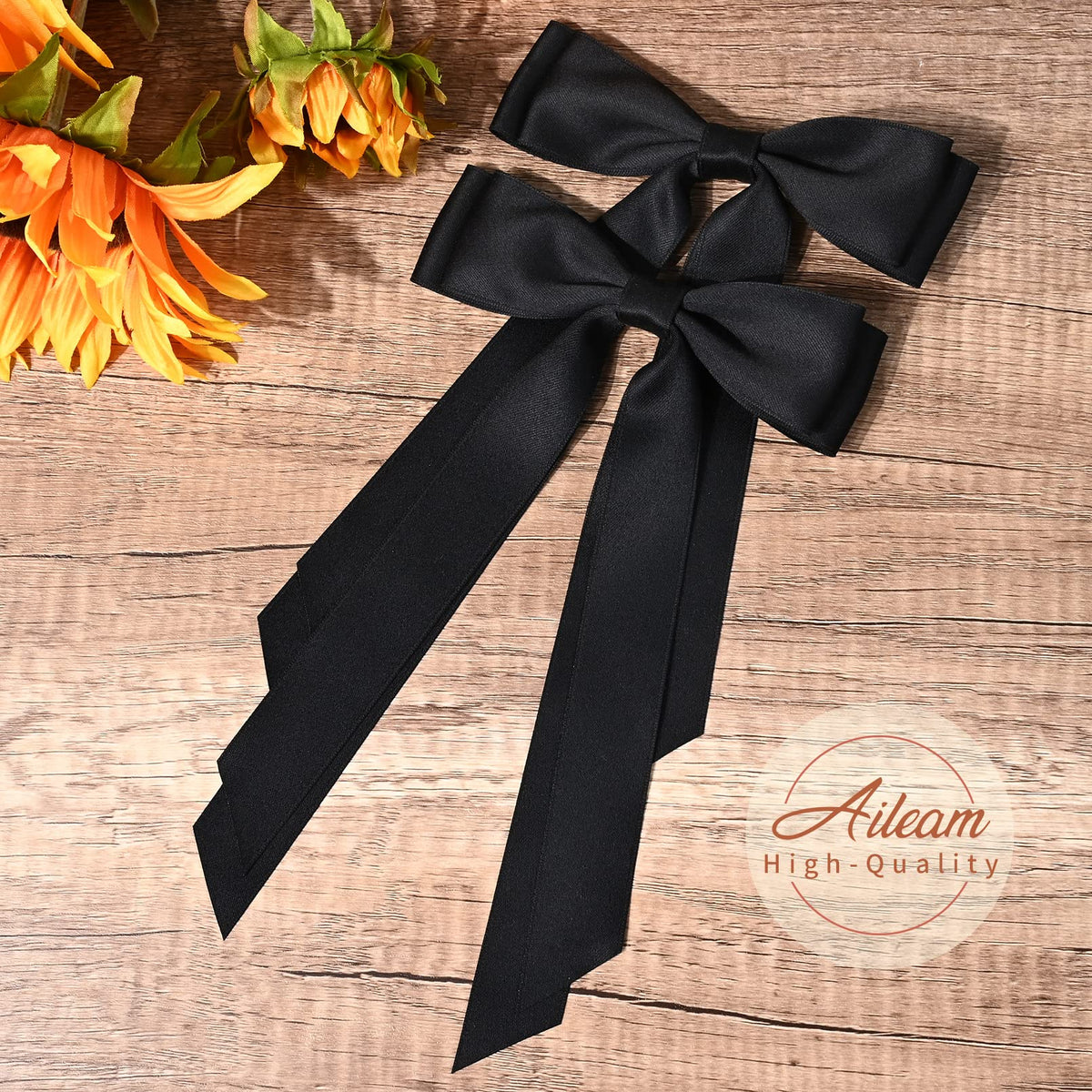 Aileam Bows en satin noir vue de près
