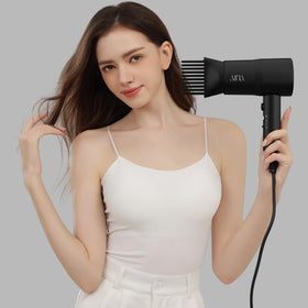 Aina Sèche-Cheveux avec accessoires sur une surface en bois