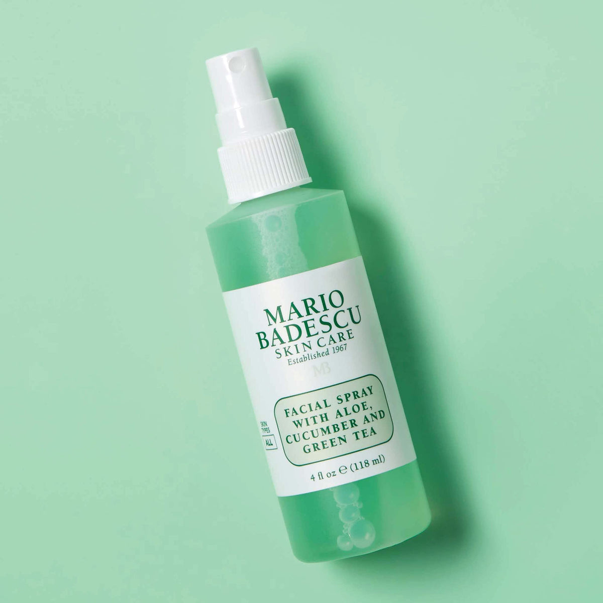 Ambiance de soin avec le spray visage Mario Badescu