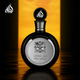 Ambiance lifestyle avec Lattafa Fakhar Eau de Parfum 100ml en arrière-plan