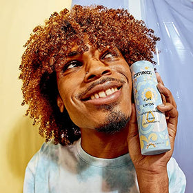Amika Curl Corps Defining Cream 200ml en action sur des boucles