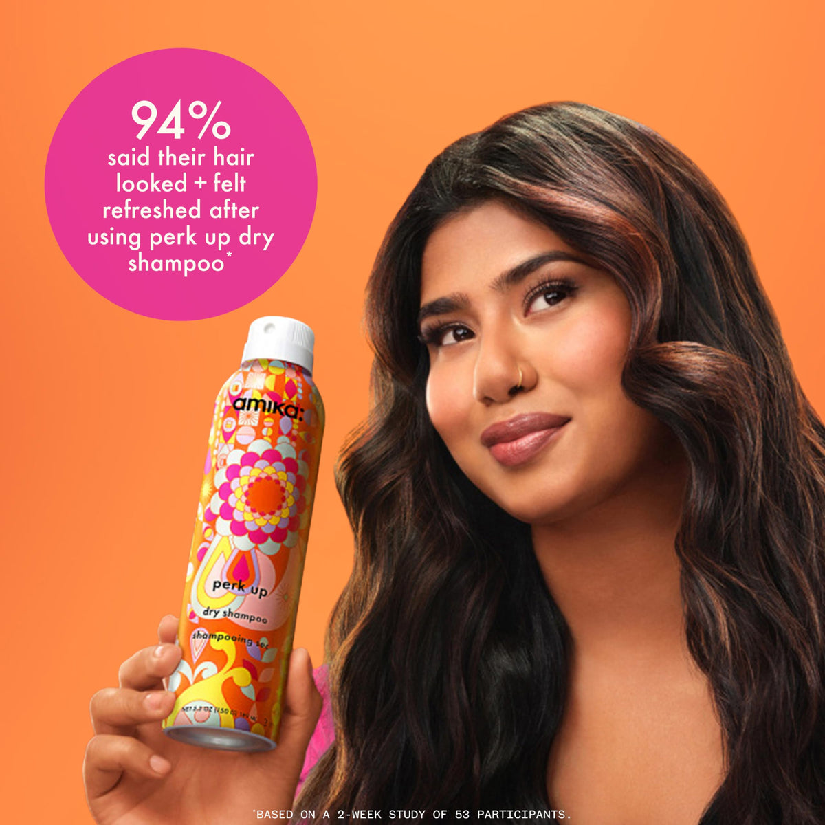 Amika Perk Up Shampoo Sec 200g sur une coiffeuse