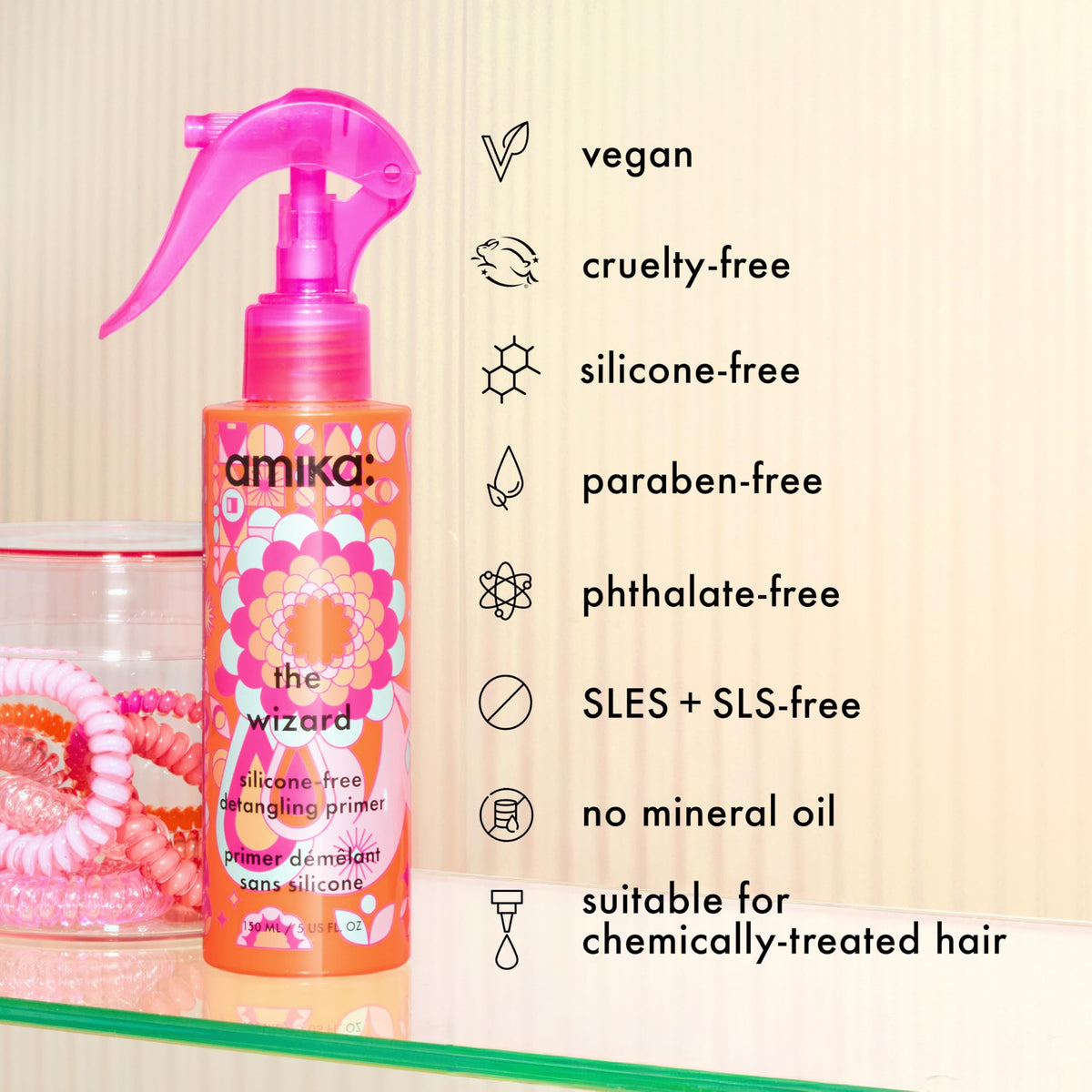 Amika The Wizard Primer Démêlant 150ml dans un cadre de salle de bain