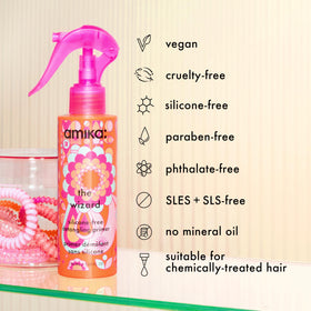 Amika The Wizard Primer Démêlant 150ml dans un cadre de salle de bain