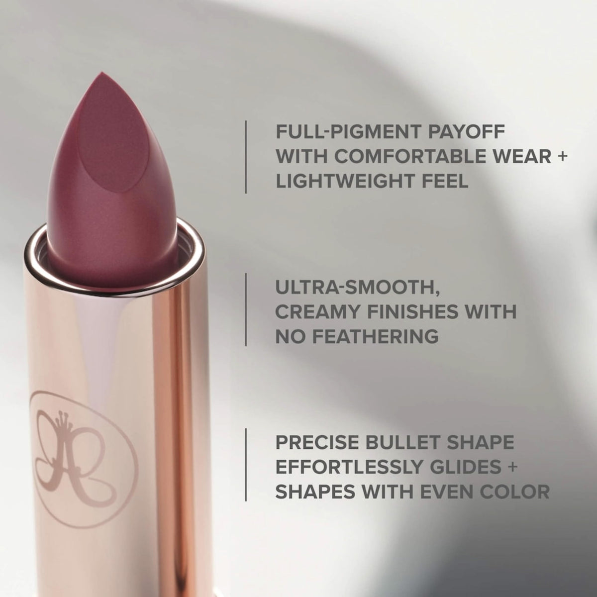 Anastasia Beverly Hills Rouge à Lèvres Mat Full-Pigment sur une table de maquillage