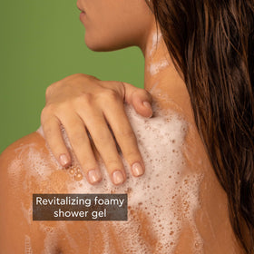 Apivita Gel Douche Tonic Thé des Montagnes à côté de soins de la peau