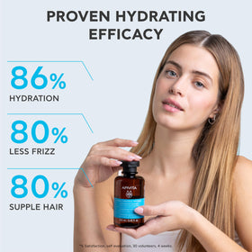 Apivita Shampoo HYALURONIC HYDRA 281g dans un environnement de salle de bain