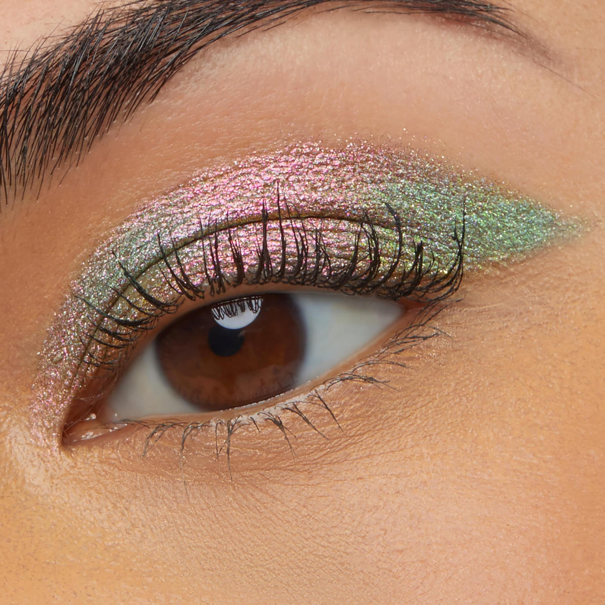 Application d'ombre à paupières ColourPop sur une paupière