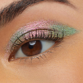 Application d'ombre à paupières ColourPop sur une paupière