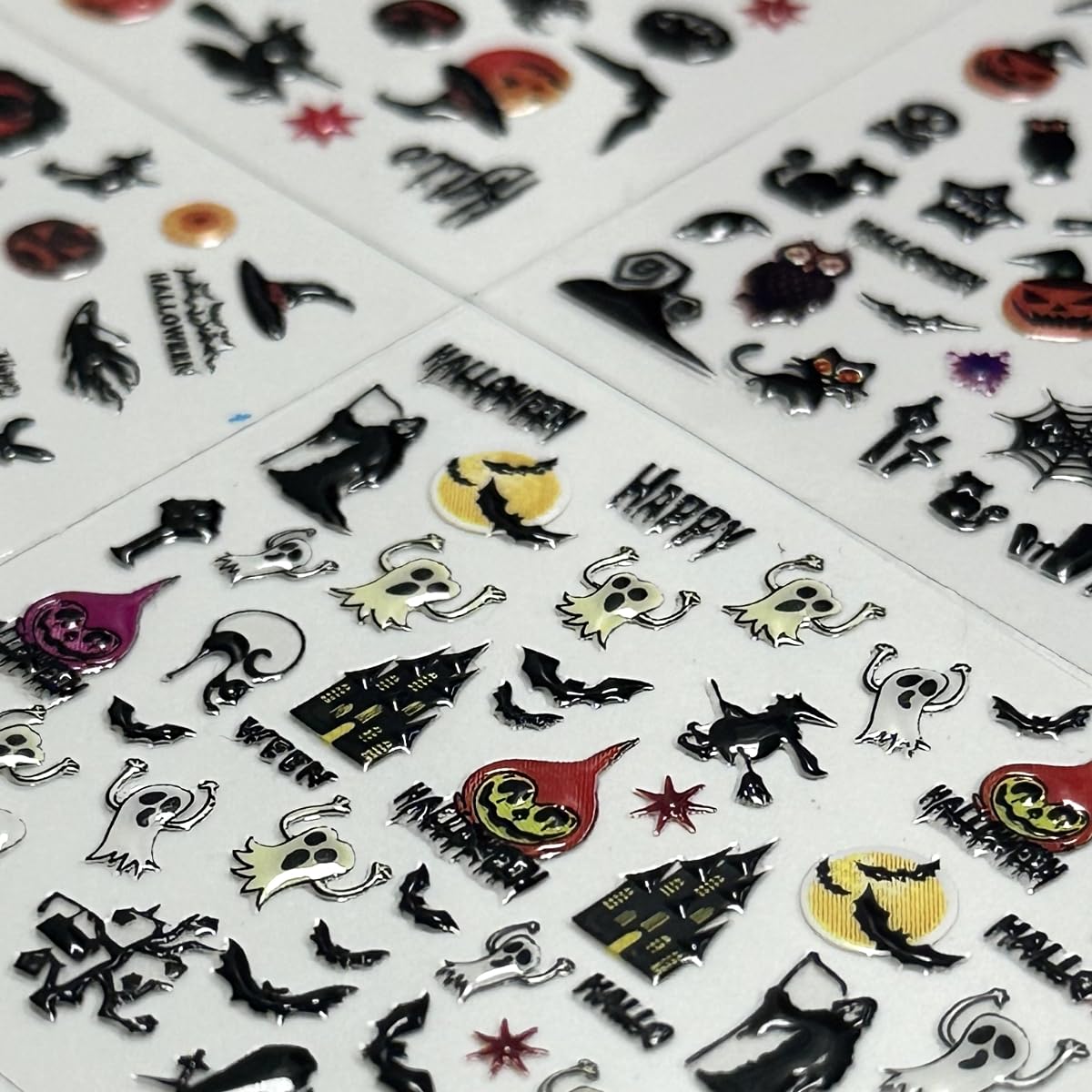 Application d'un autocollant d'ongle Halloween sur un ongle