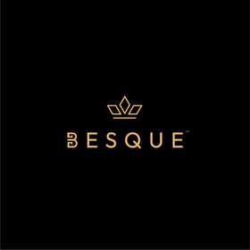 Application de Besque Magic Body Oil sur les bras