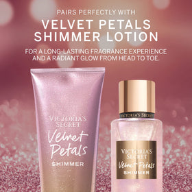Application de brume parfumée Velvet Petals Shimmer sur le poignet