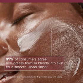 Application de Dermalogica Dynamic Skin Recovery SPF 50 sur le visage