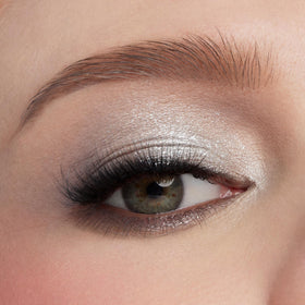 Application de fard à paupières ColourPop avec un pinceau