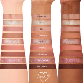 Application de fards à paupières ColourPop sur les yeux