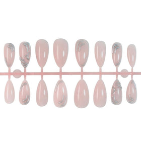 Application de faux ongles press-on avec colle gélifiée
