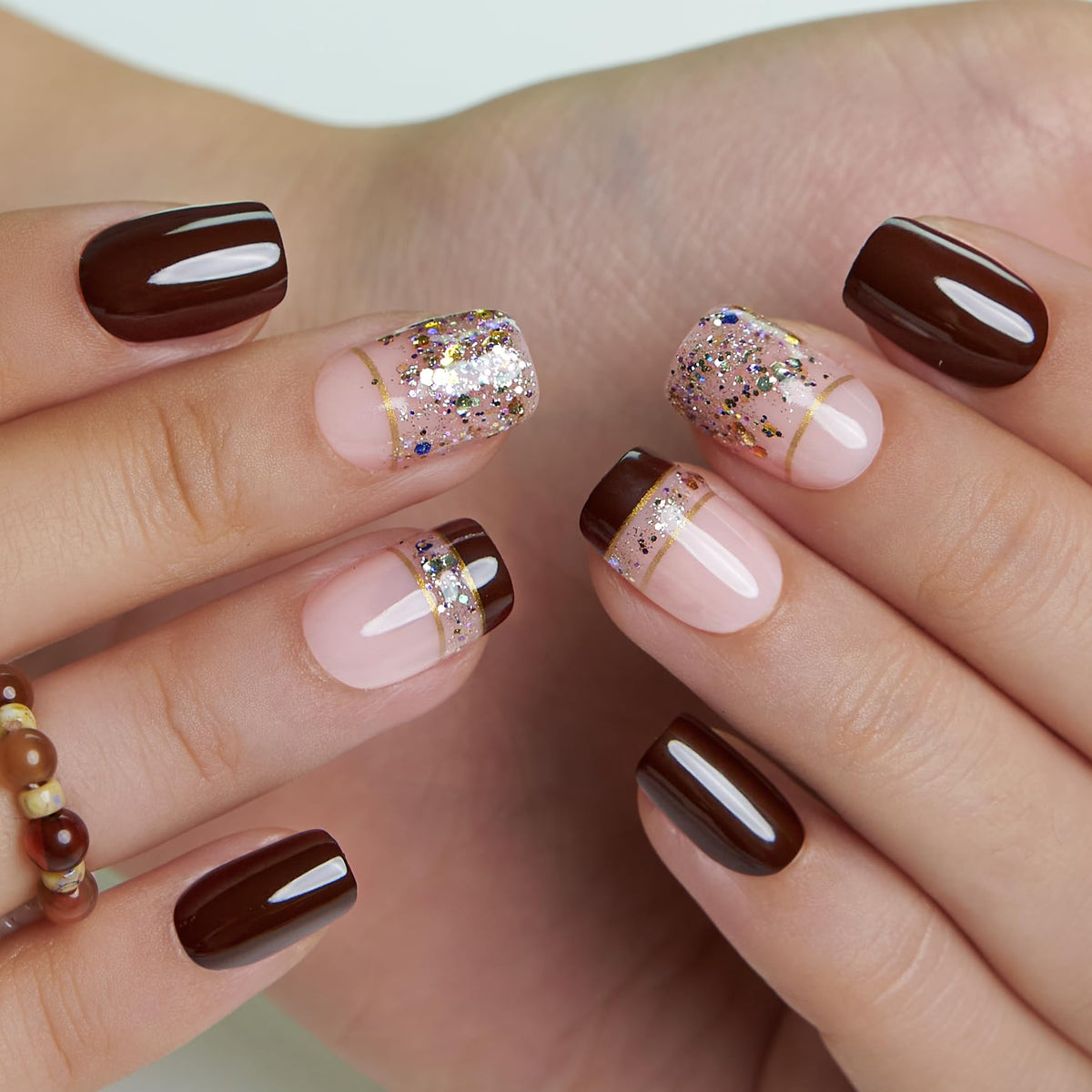 Application de faux ongles press-on CurvLife sur les mains