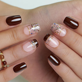 Application de faux ongles press-on CurvLife sur les mains