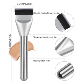 Application de fond de teint avec le pinceau plat BEAUTYFACTOR sur la main