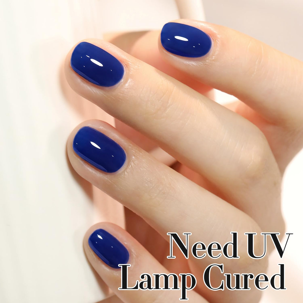 Application de gel polish sur des ongles, couleur bleu marine