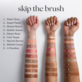 Application de Julep Golden Guava sur les lèvres