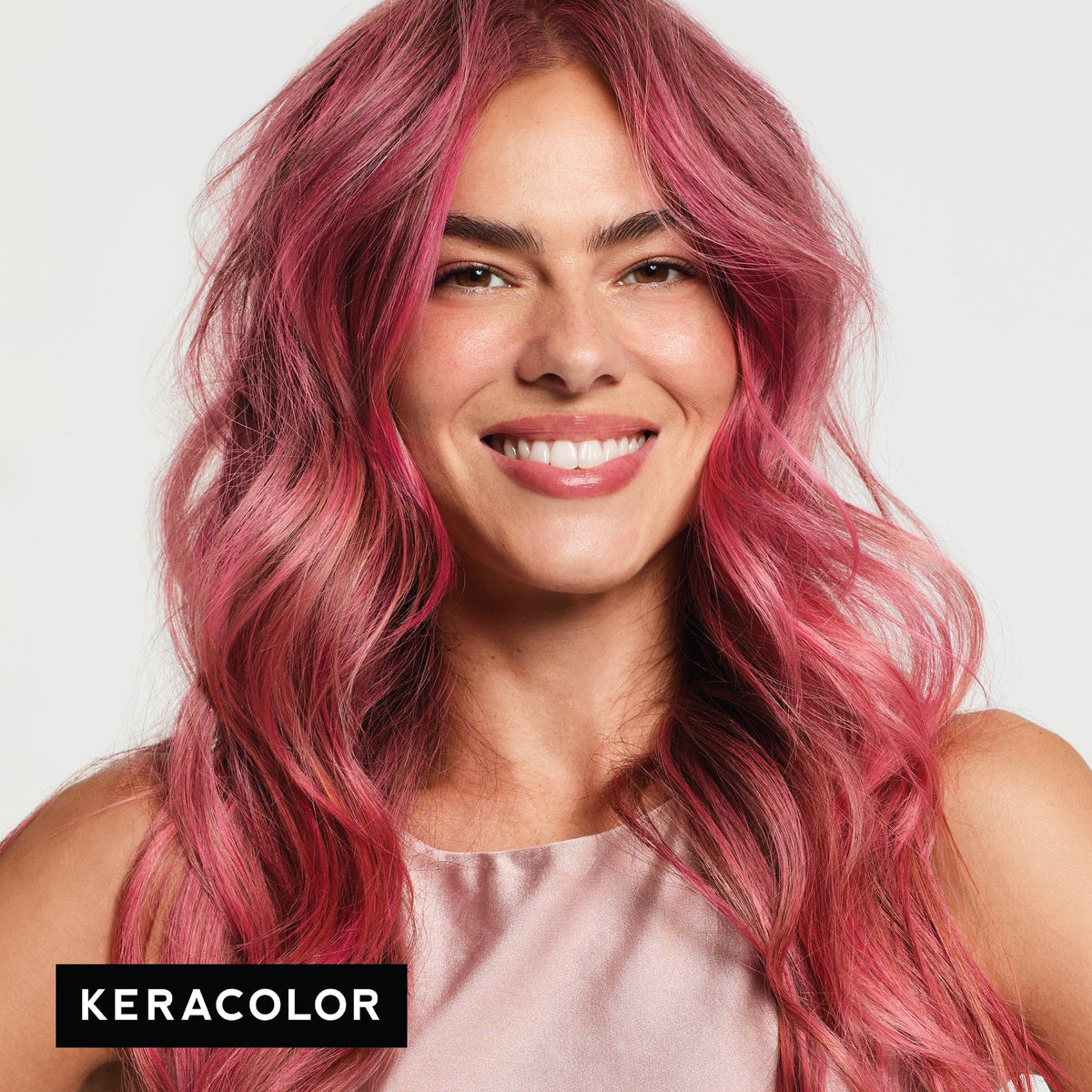 Application de KERACOLOR Color + Clenditioner sur cheveux