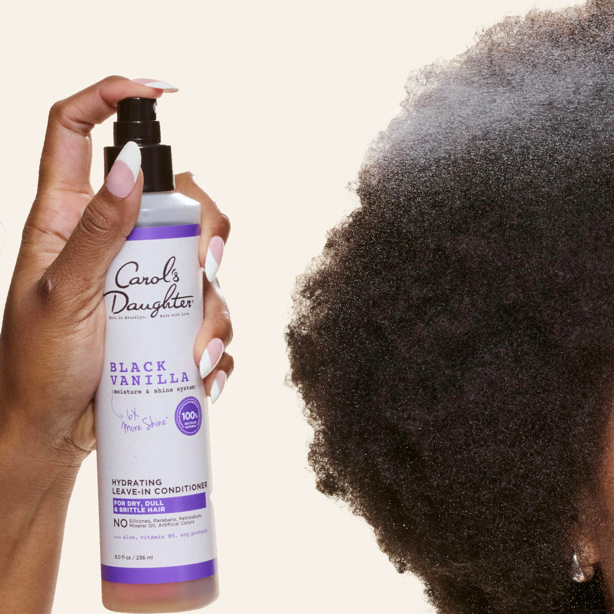 Application de l'après-shampoing Black Vanilla sur cheveux bouclés