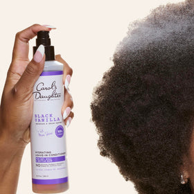 Application de l'après-shampoing Black Vanilla sur cheveux bouclés