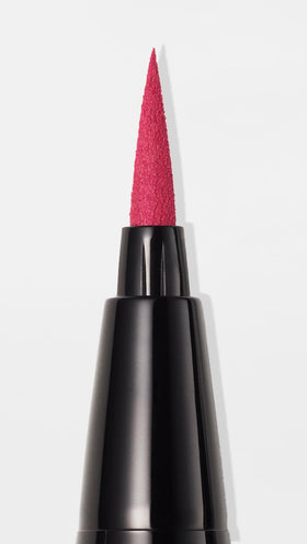 application de l'eyeliner stila Cosmic Pink sur l'œil