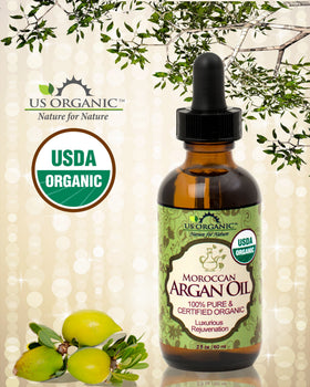 Application de l'huile d'argan sur des cheveux frisés