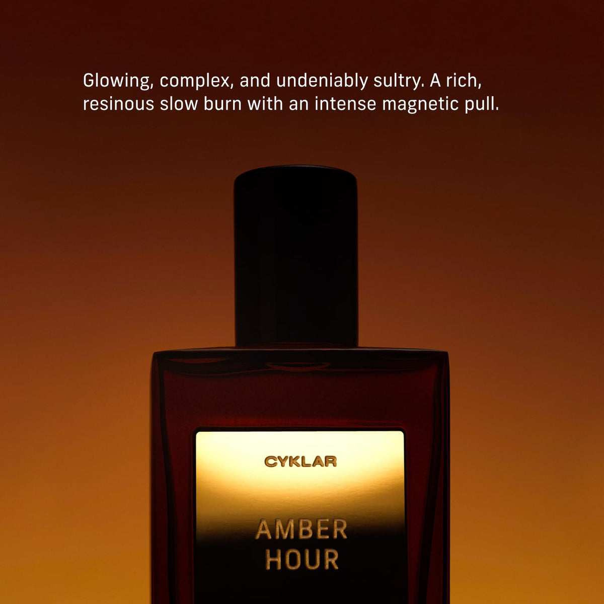 Application de l'huile de parfum CYKLAR sur le poignet