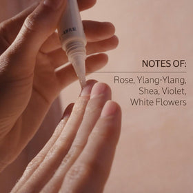 Application de L'OCCITANE Huile sur les cuticules