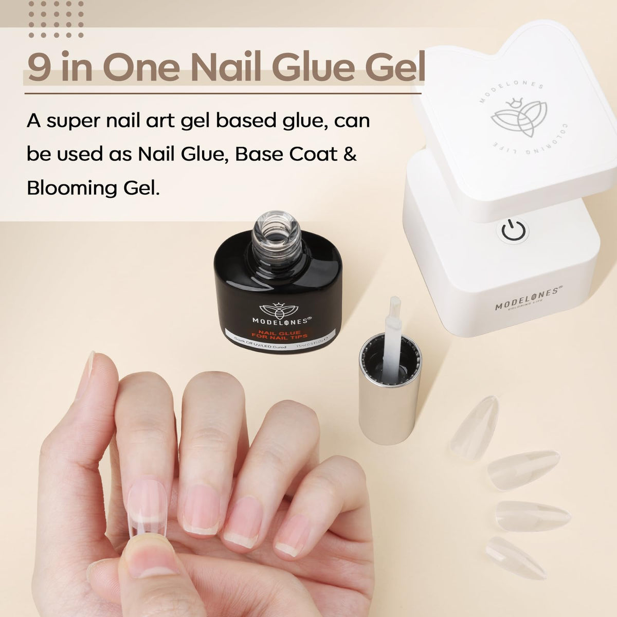 Application de la colle à ongles gel Modelones sur un faux ongle
