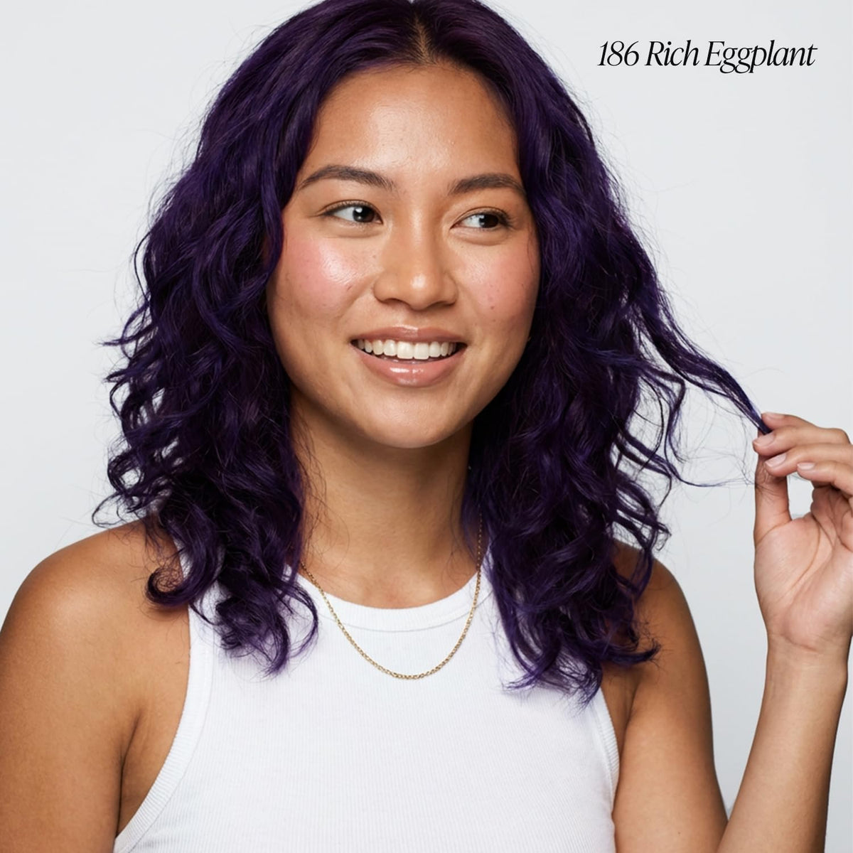 Application de la coloration Adore sur cheveux bouclés