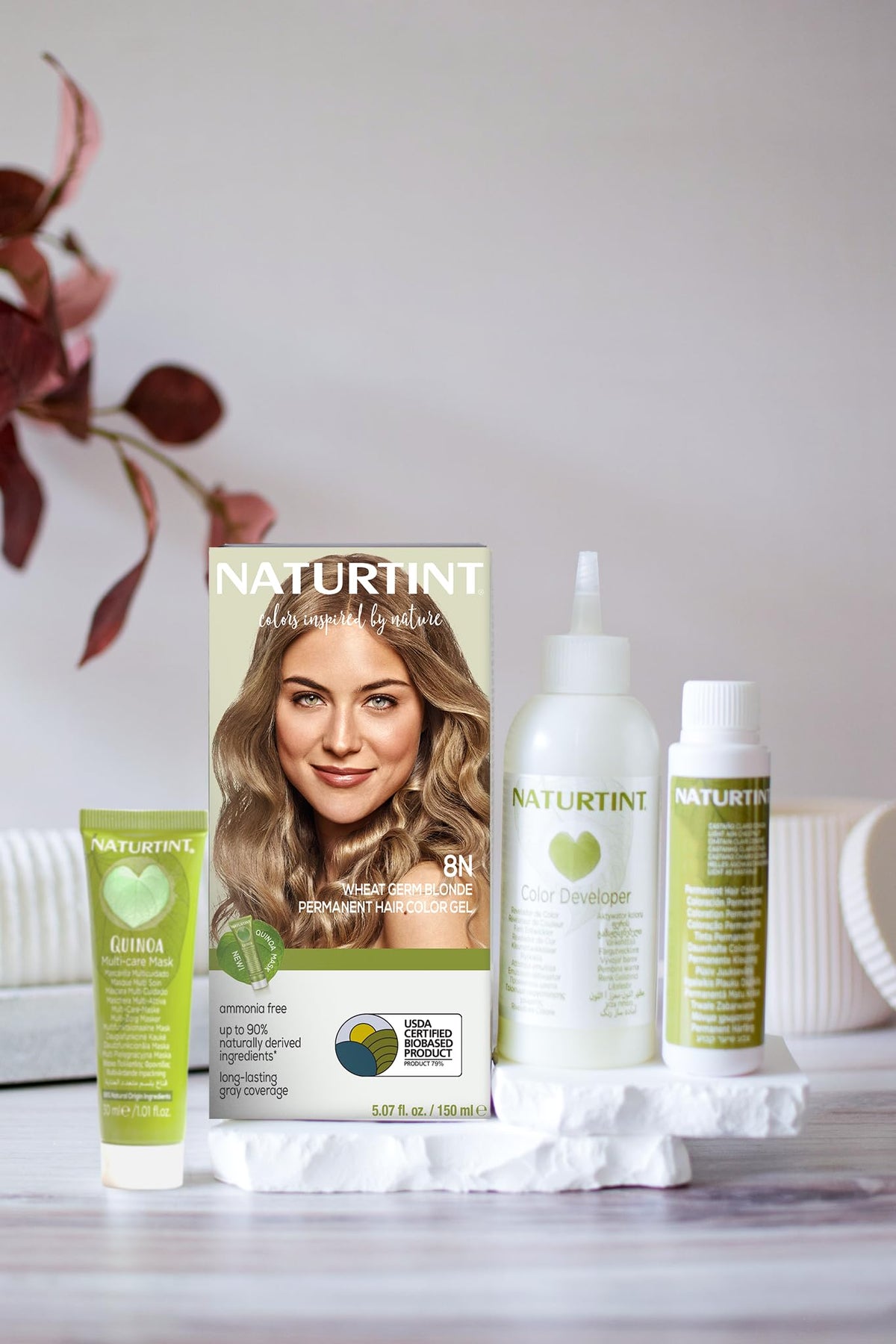 Application de la coloration Naturtint 8N sur des cheveux