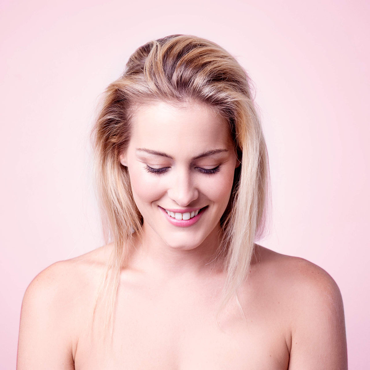 Application de la Crème Anti-Rougeurs sur le visage