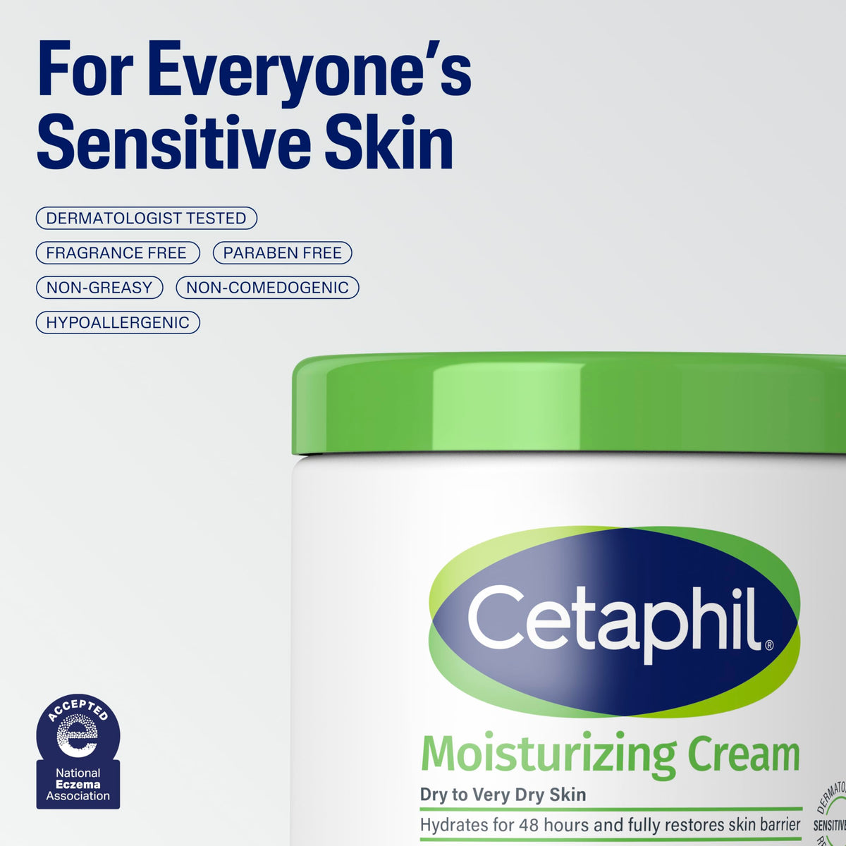 Application de la crème Cetaphil sur le coude
