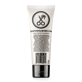 Application de la crème coiffante California Born sur cheveux secs