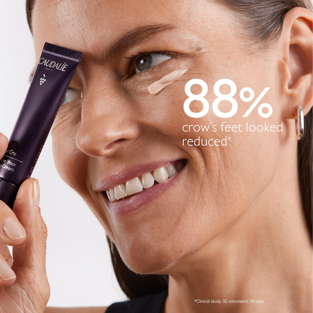 Application de la crème contour des yeux Caudalie sur la peau
