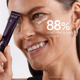 Application de la crème contour des yeux Caudalie sur la peau