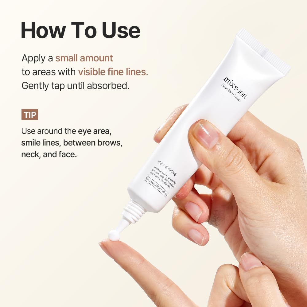 Application de la crème contour des yeux mixsoon sur le contour des yeux